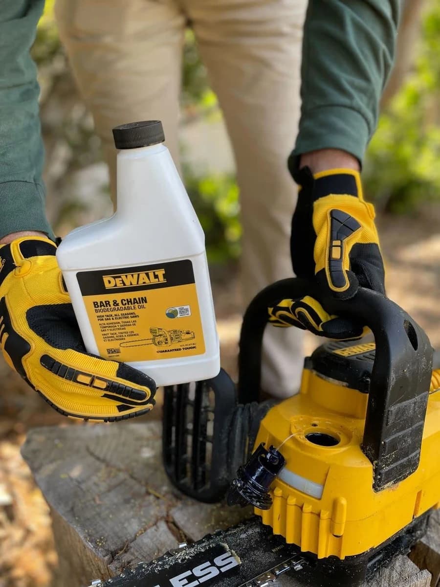 Dewalt Biodegradable Bar & Chain Oil 16oz product image